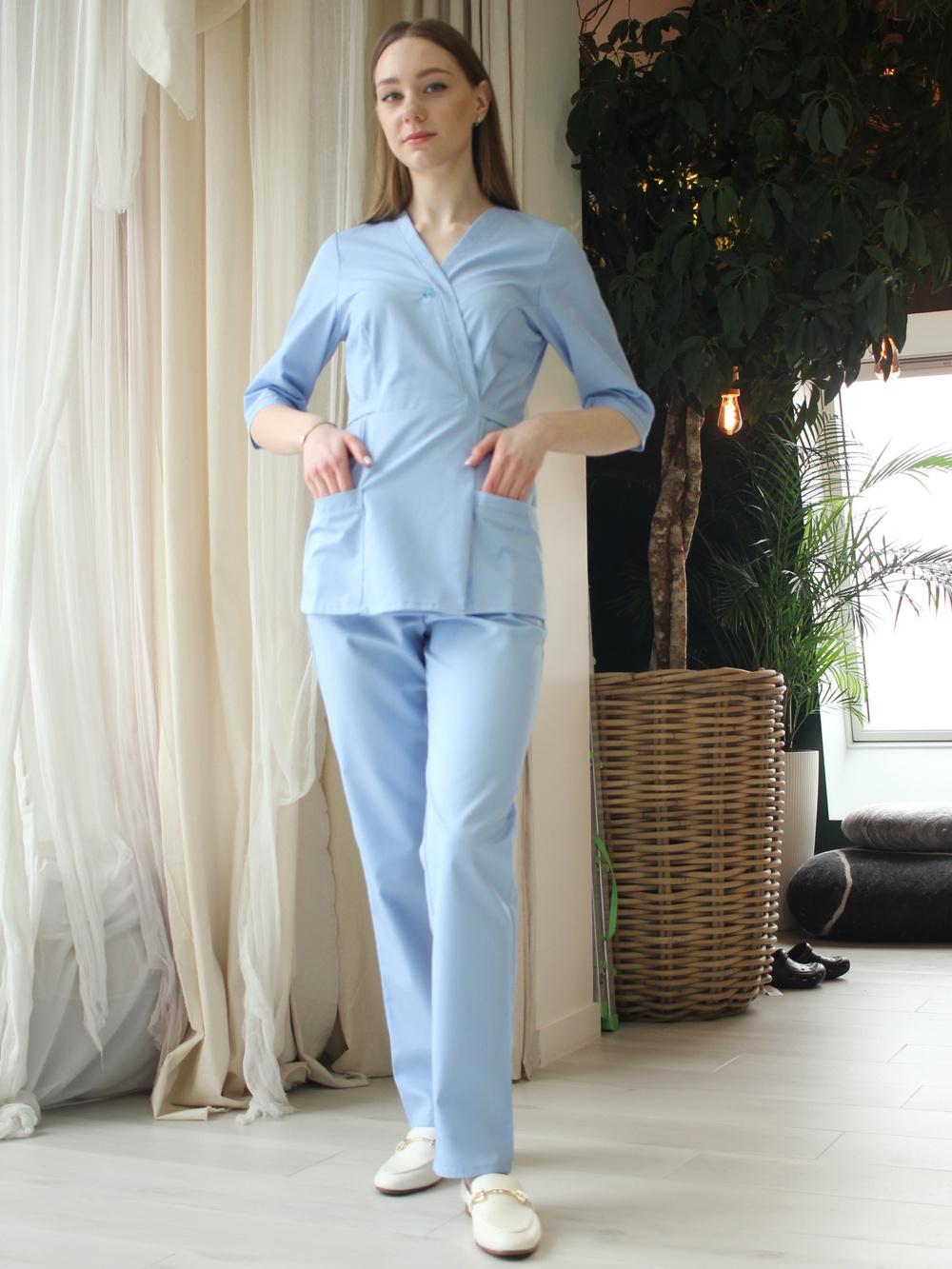 Жіночий медичний костюм на запах 10-03 блакитний