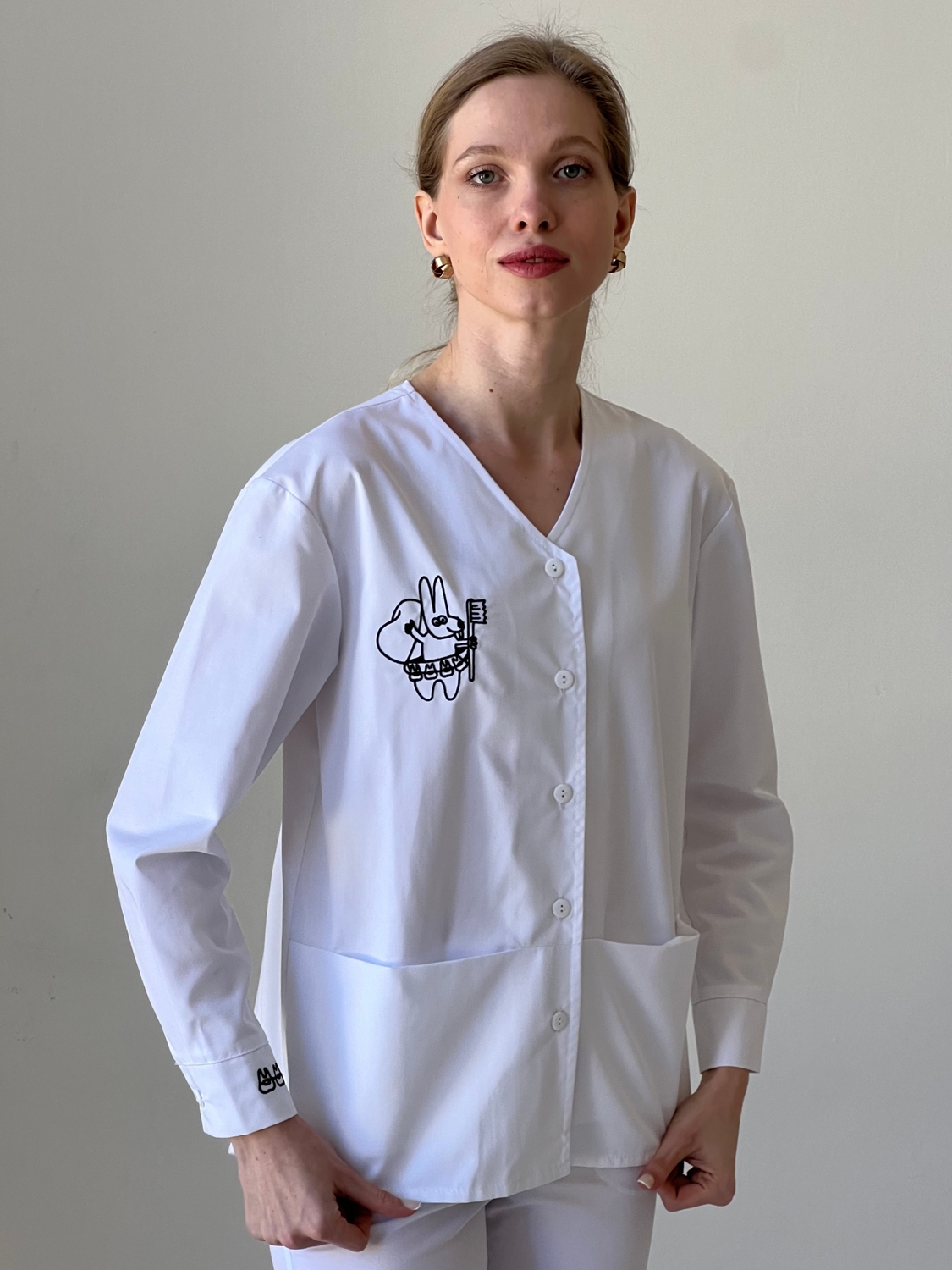 Жіноча медична куртка 24-02 з вишивкою для стоматолога