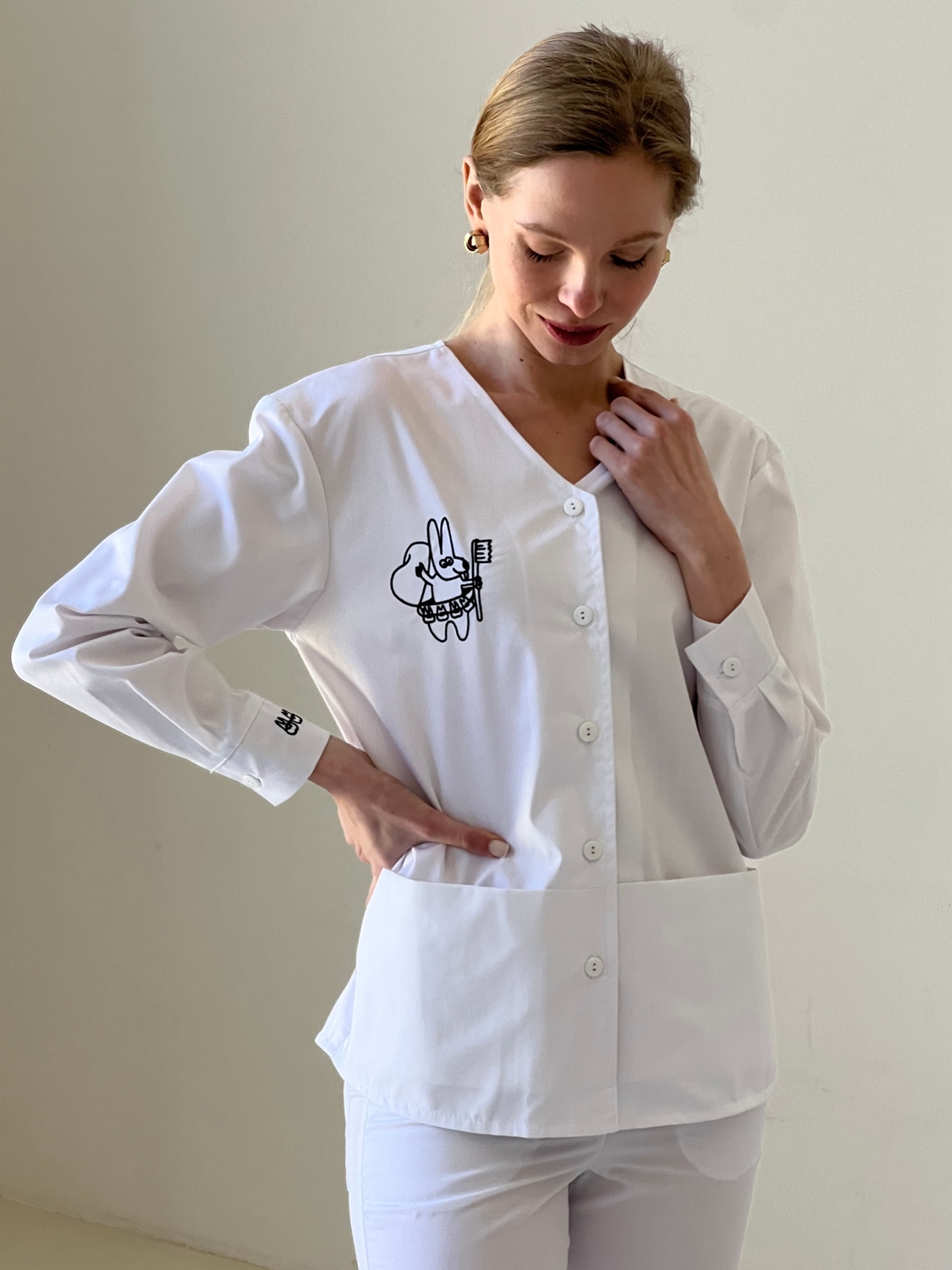 Женская медицинская куртка 24-02 с вышивкой для стоматолога
