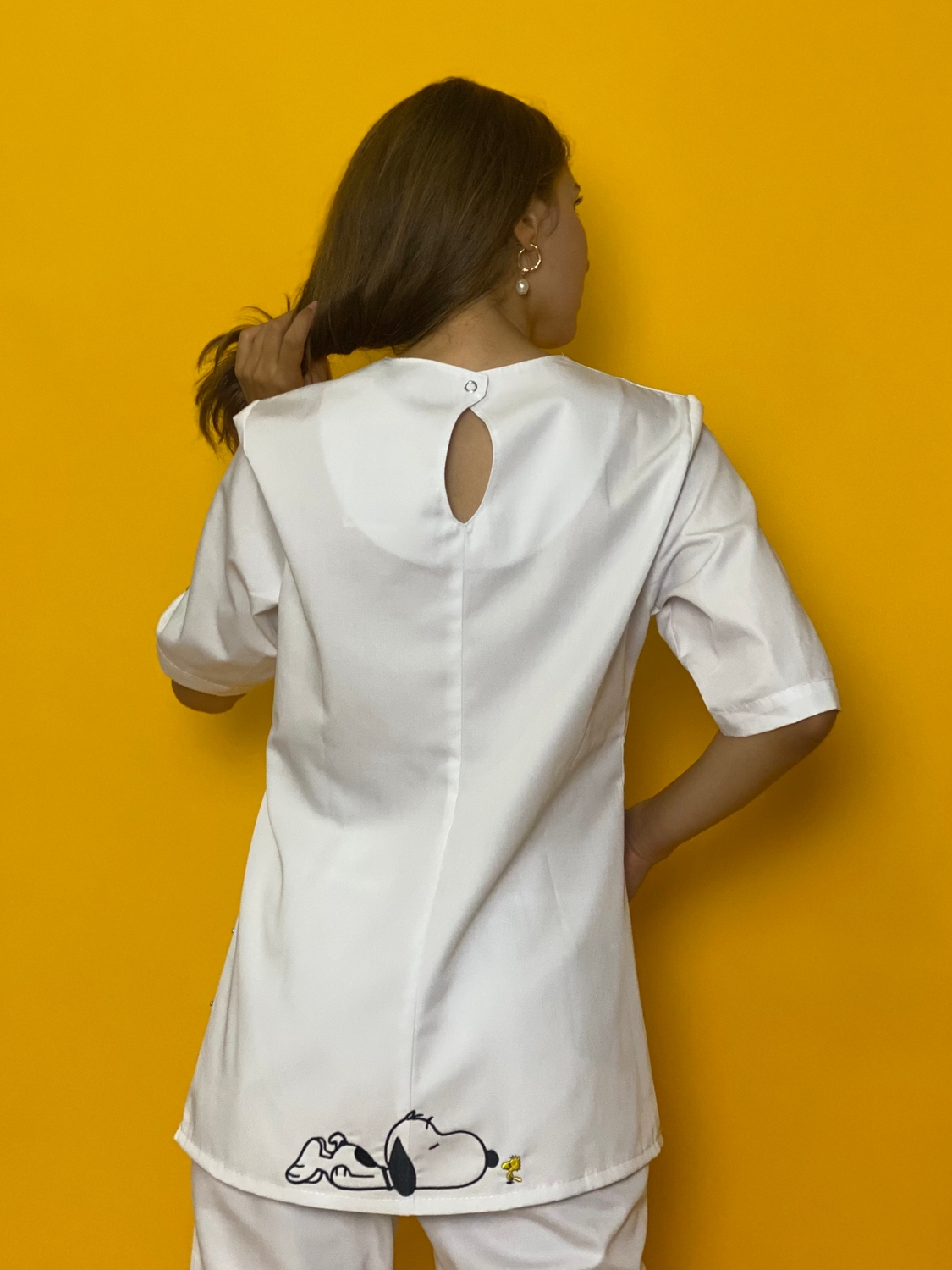 Медична куртка жіноча біла з вишивкою Снупі 20-08