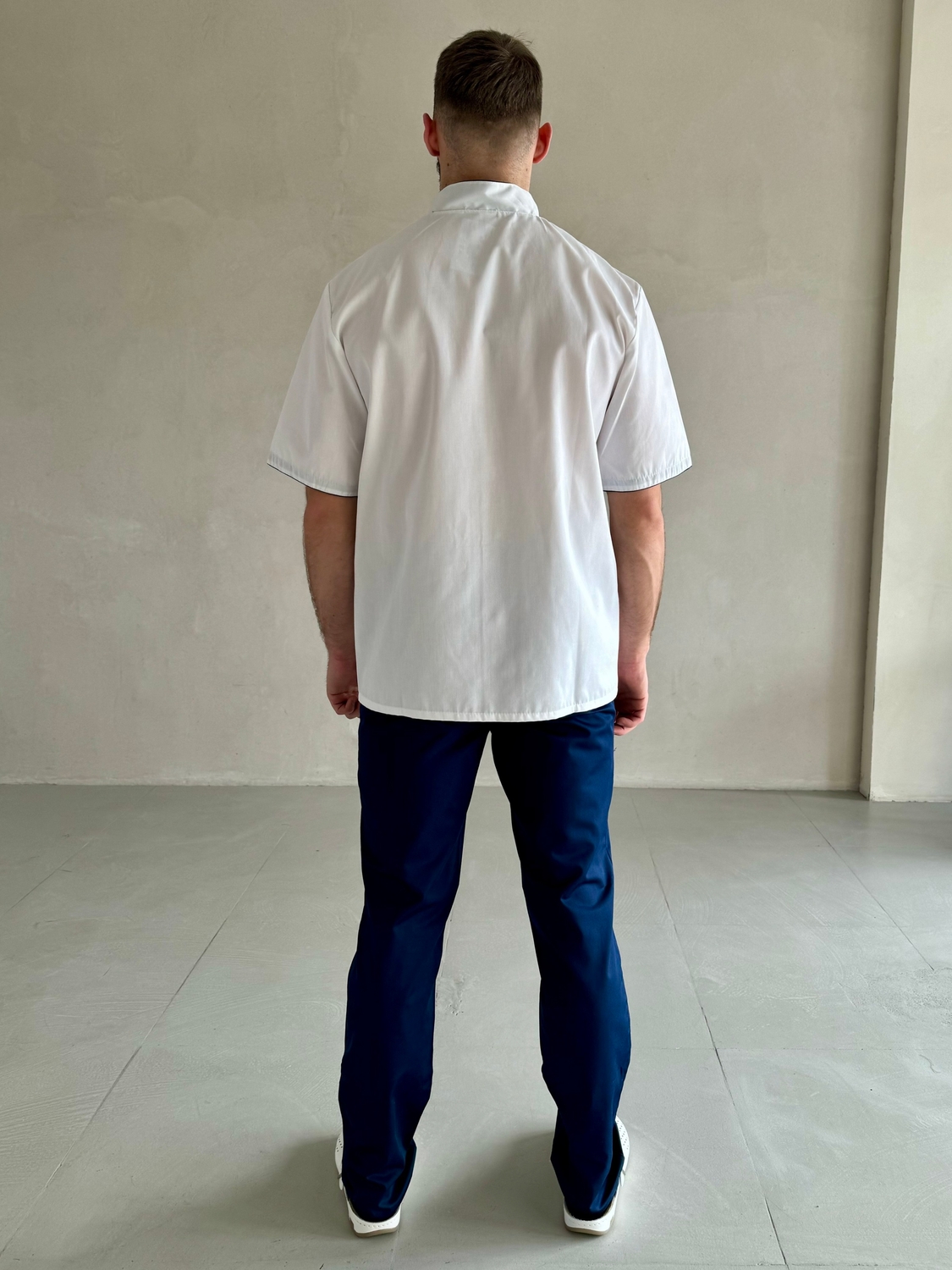 Мужская медицинская куртка МК-03 белая с синей отделкой