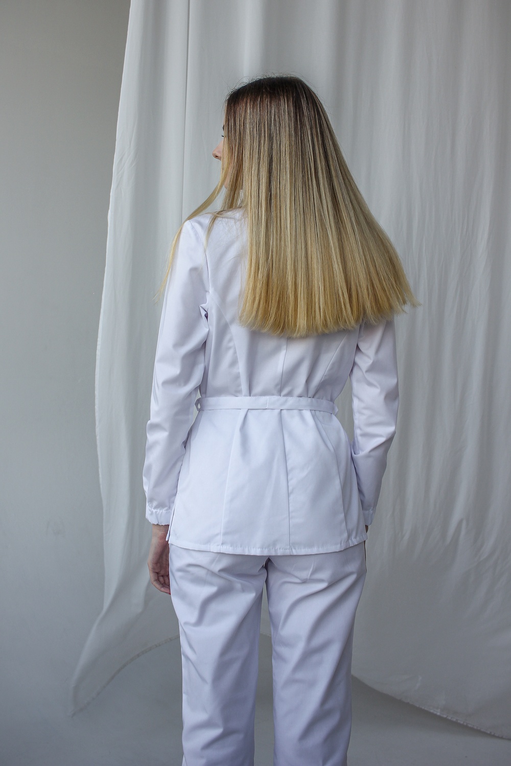Жіноча медична куртка на кнопках 19-05 біла