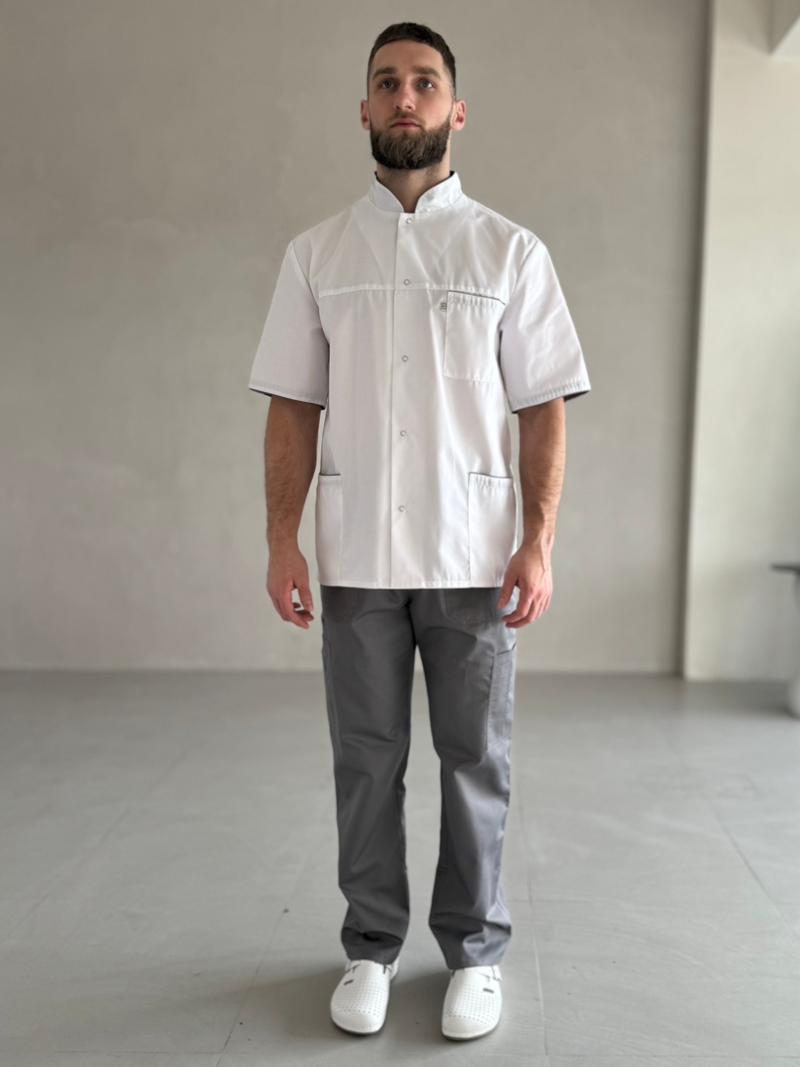 Мужская медицинская куртка МК-03 белая с графитовой отделкой