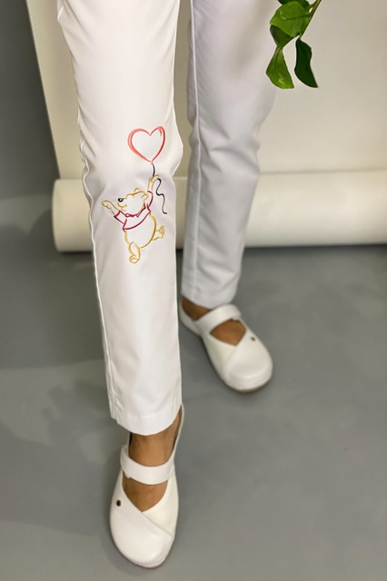 Женские медицинские брюки 10-10к с вышивкой Винни