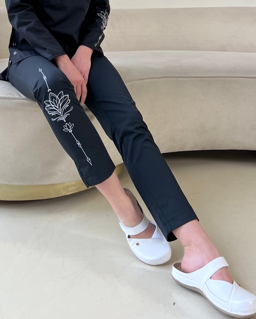 Женские медицинские брюки 10-10к черные с вышивкой магнолия