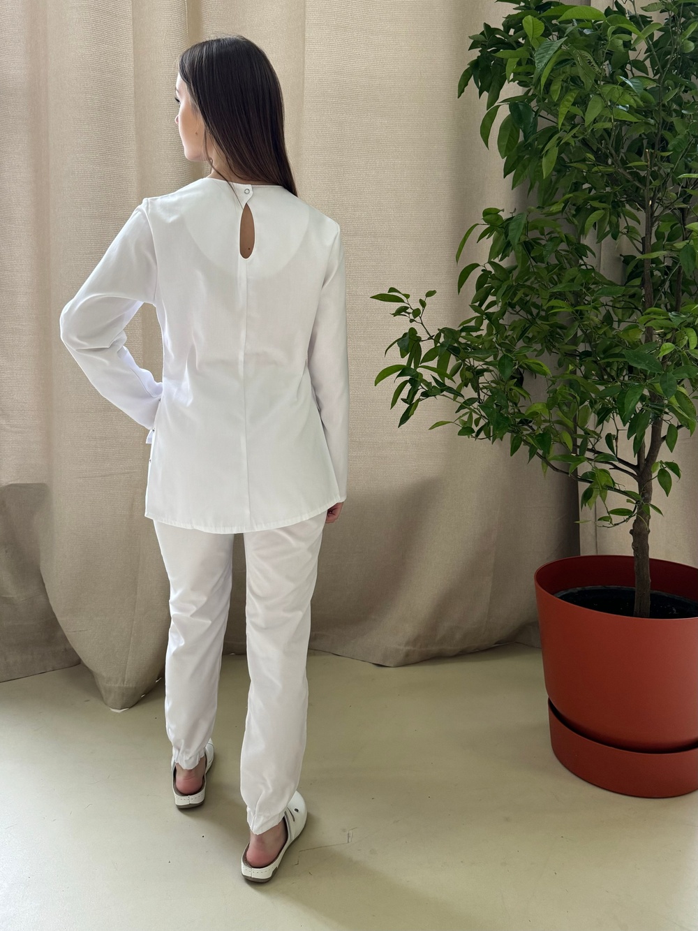 Біла медична куртка арт.20-08 з вишивкою рентген