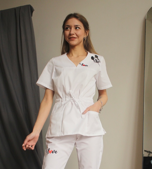 Женская хирургическая куртка 19-01 белая с вышивкой Мики
