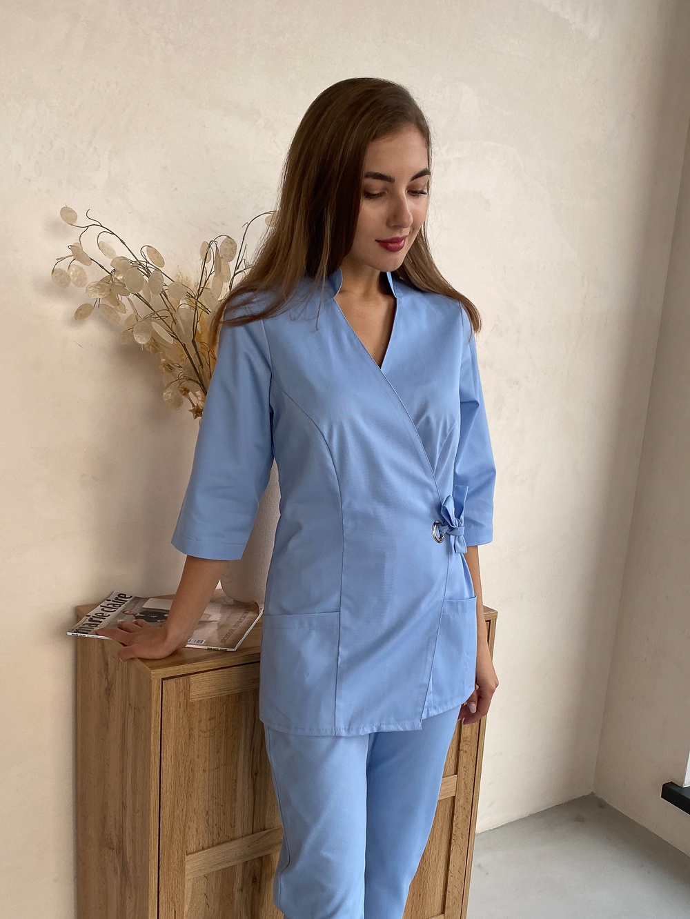 Жіночий медичний костюм на запах 12-10 блакитний