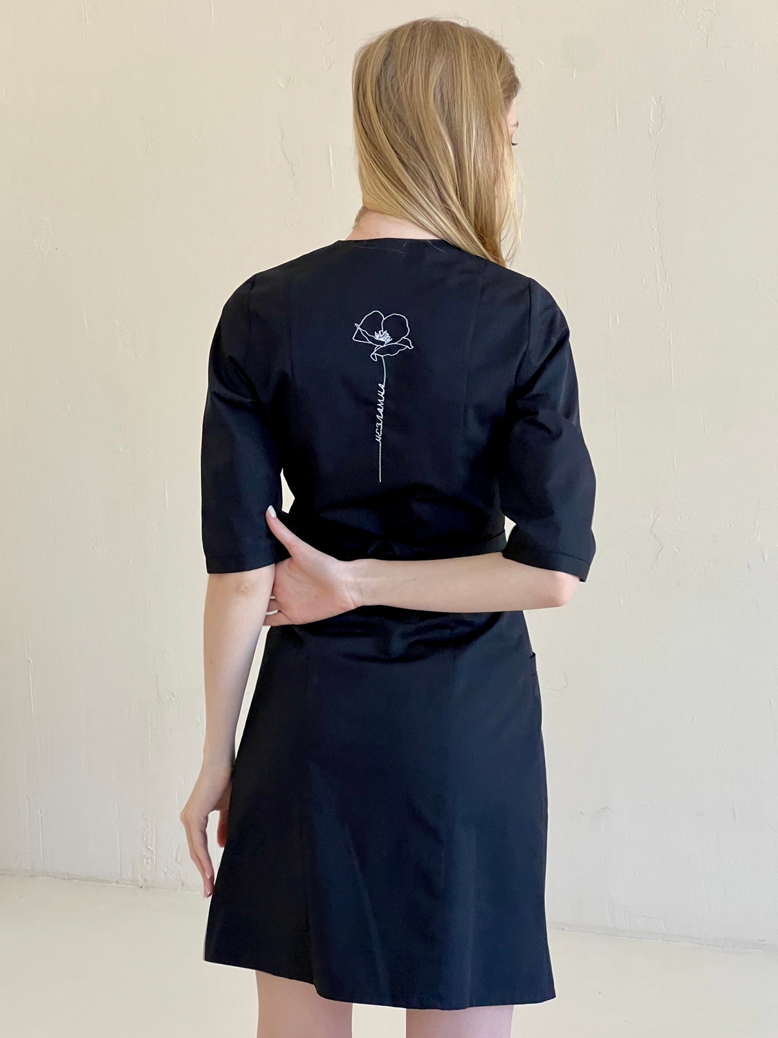Жіночий медичний халат на запах 10-03 чорний з вишивкою