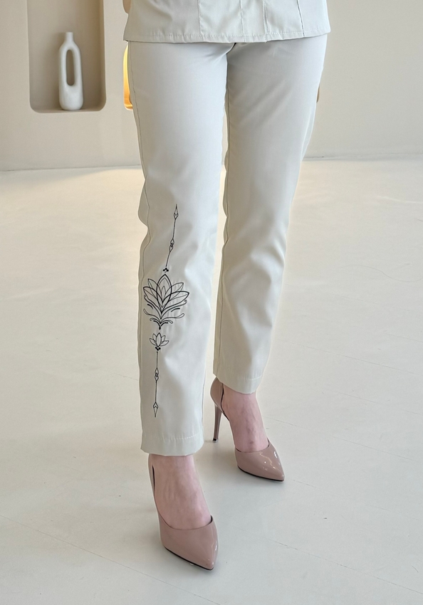 Медичні брюки жіночі беж з вишивкою Магнолія