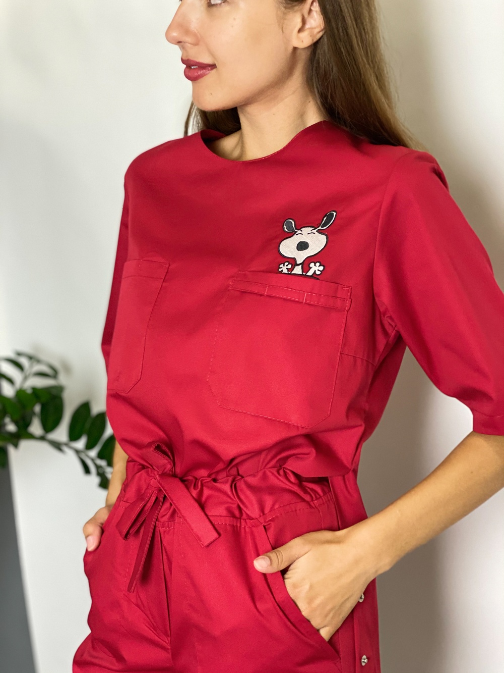 Женская медицинская куртка красная с вышивкой Снуппи TRUST 20-08