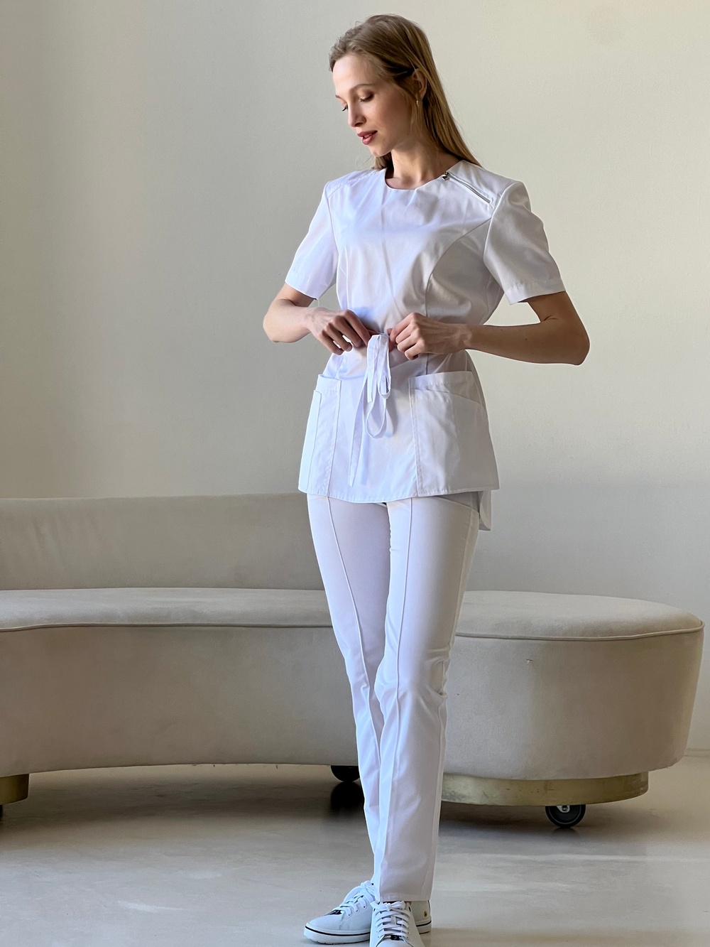 Медичний костюм з поясом жіночий білий 20-02
