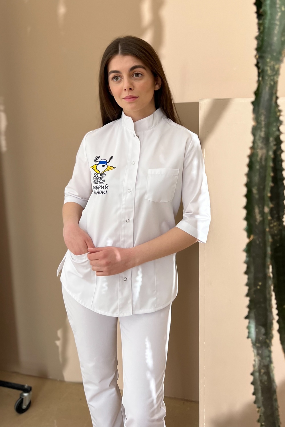Медична куртка арт.17-02 білого кольору, вишивка "Снуппі"