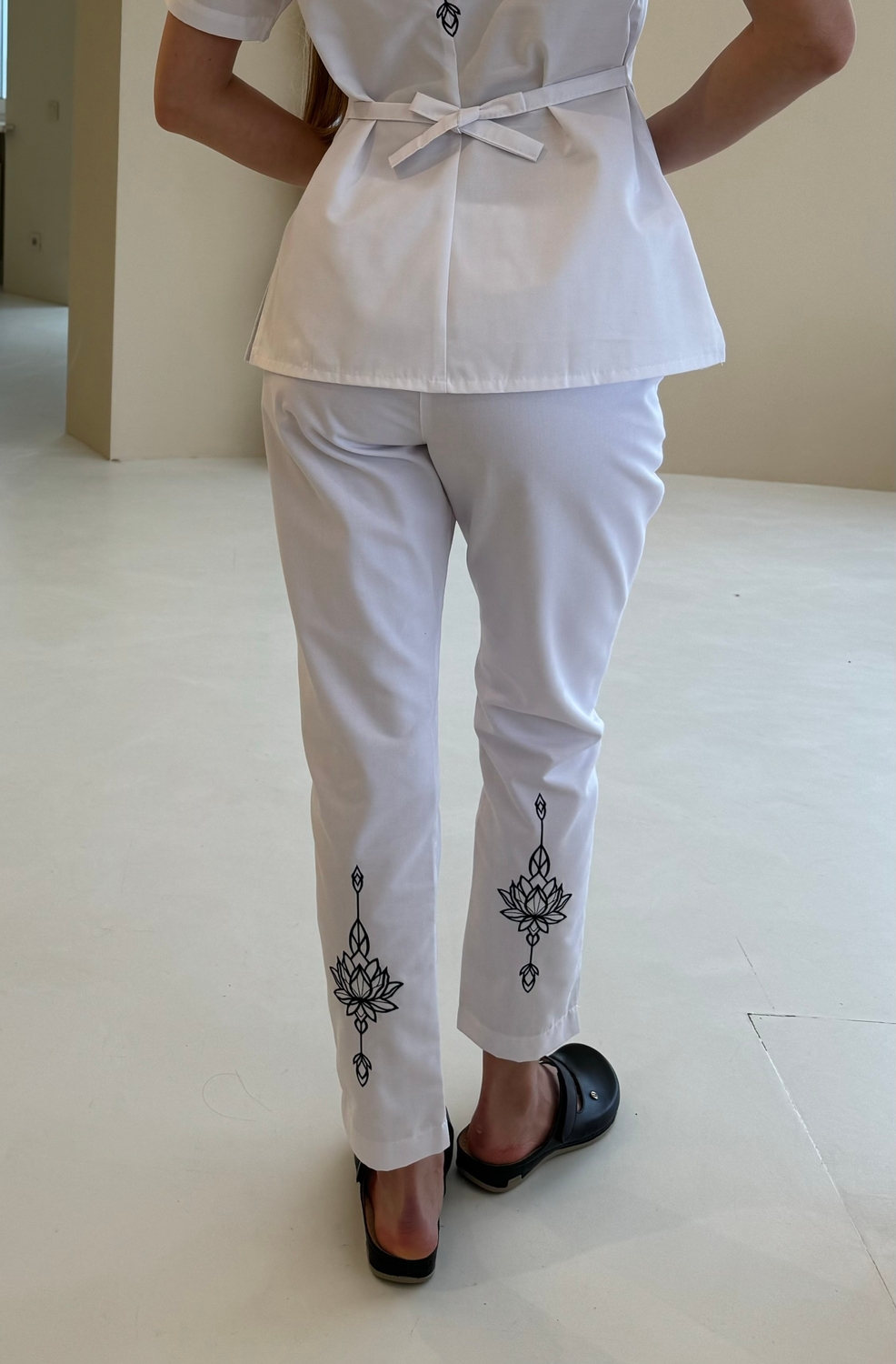 Медицинские брюки женские с вышивкой Лотос 10-10к