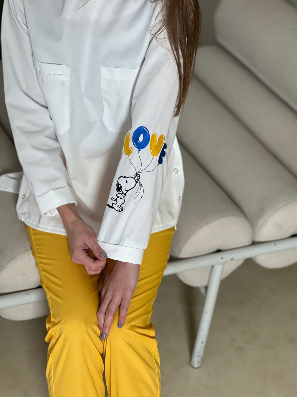 Медична куртка 20-08 білого кольору з вишивкою "Снупі"