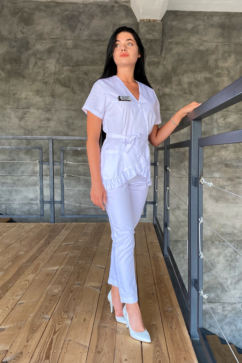Жіночий медичний костюм на запах з рюшами 20-01 білий