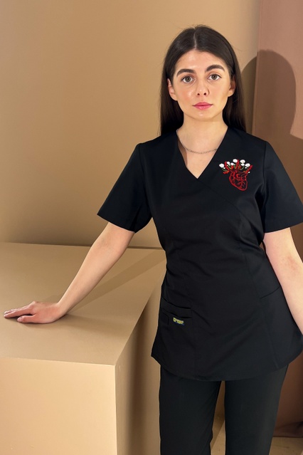 Женская хирургическая куртка 14-01 черная с вышивкой сердце
