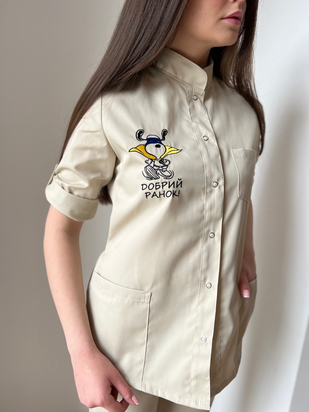 Медицинская куртка арт.17-02 бежевого цвета с вышивкою "Добрий ранок"