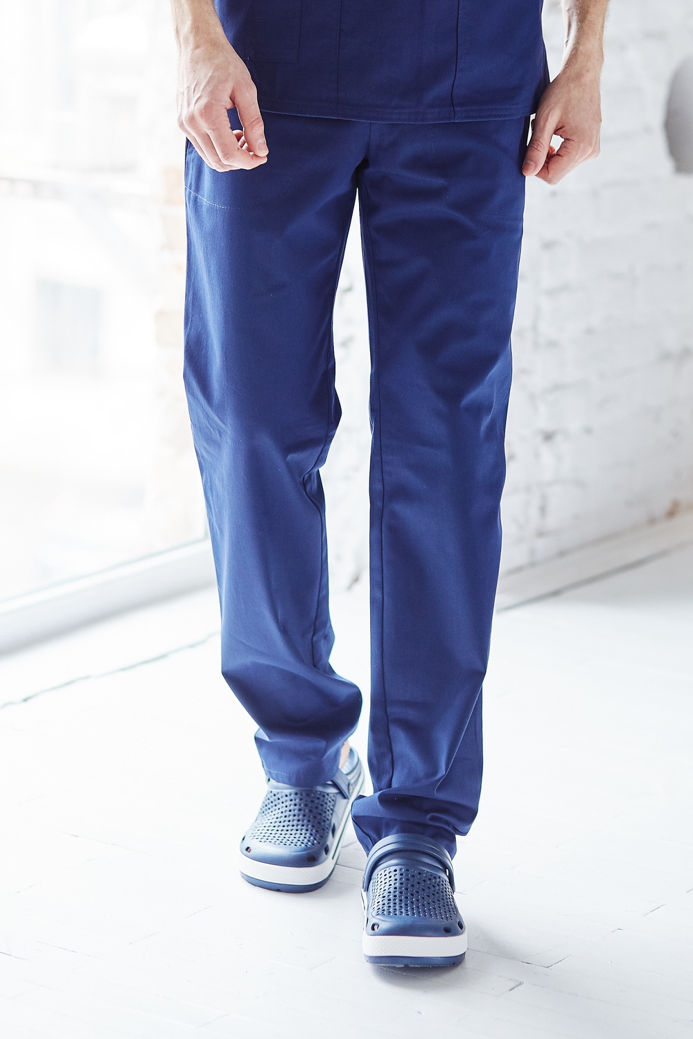 Медицинские брюки на резинке мужские сині 20-07
