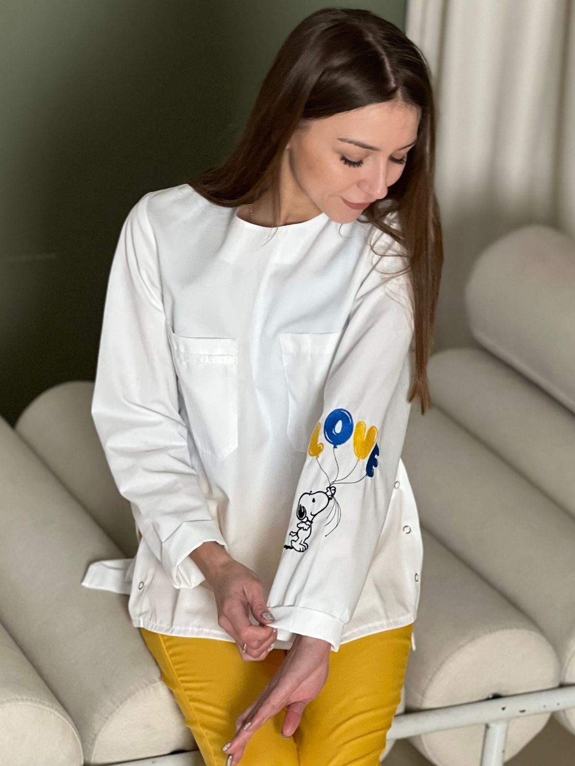 Медична куртка жіноча біла з вишивкою Снупі Love 20-08 1819 | Швецька марка
