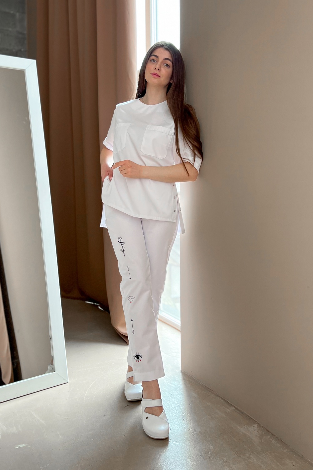 Жіночий медичний костюм 20-08 білий з вишивкою