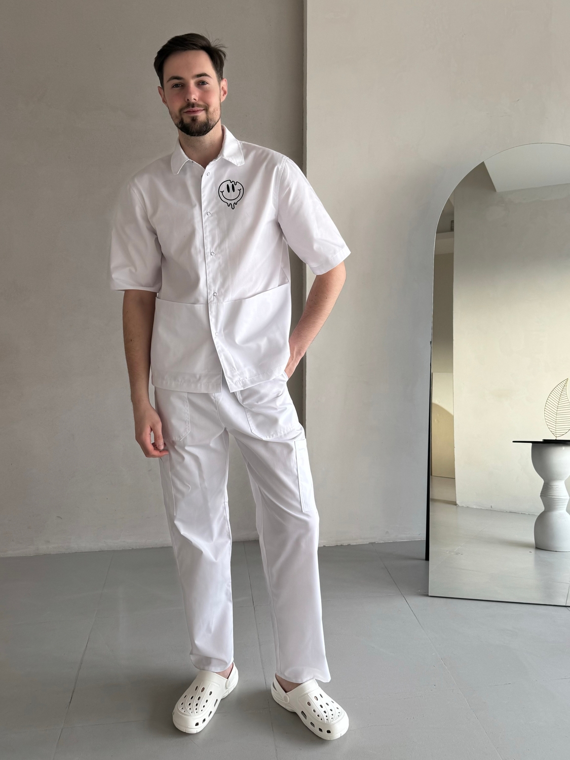 Мужская медицинская куртка 24-01 белая с вышивкой Smile