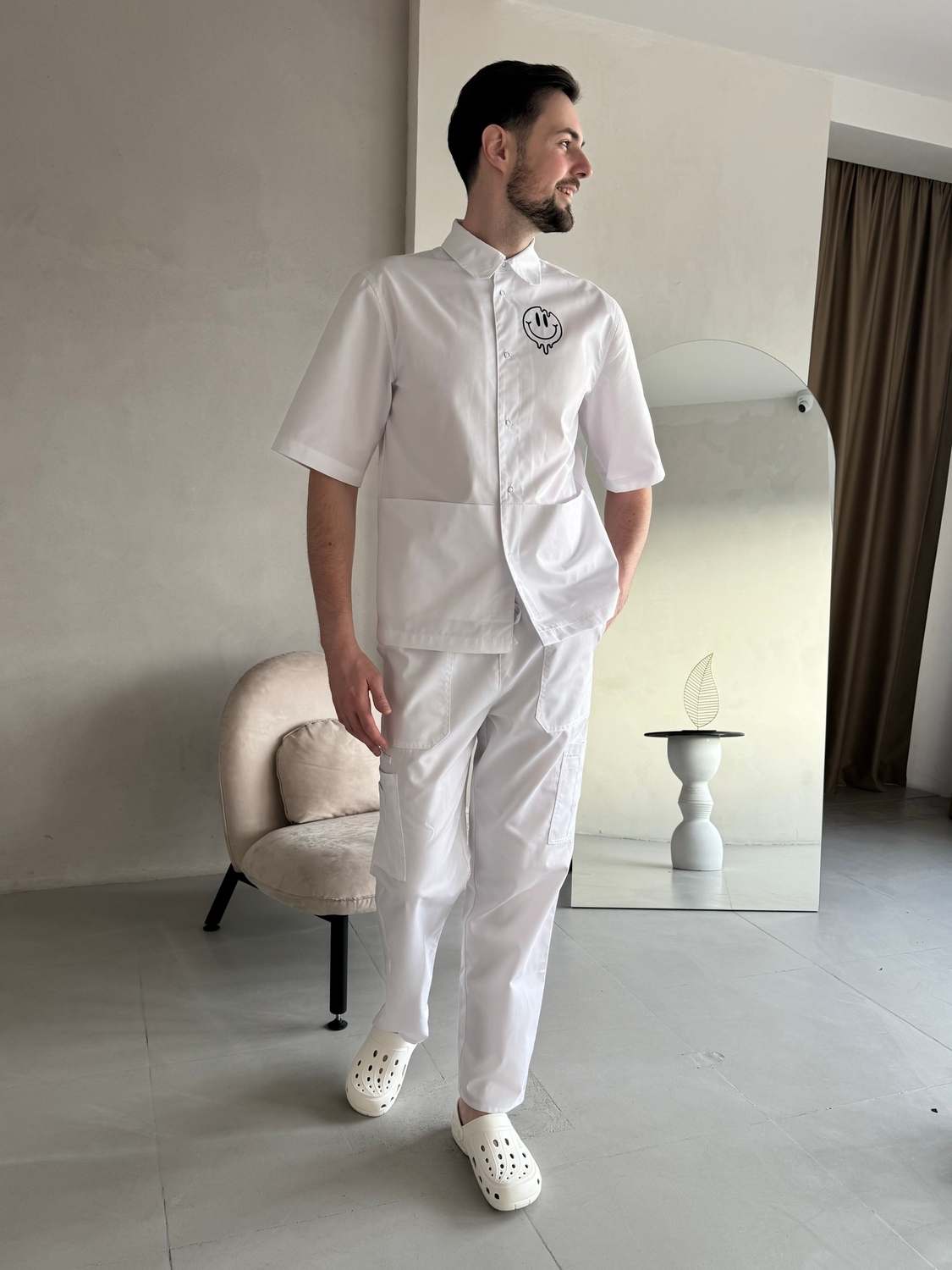 Мужская медицинская куртка 24-01 белая с вышивкой Smile