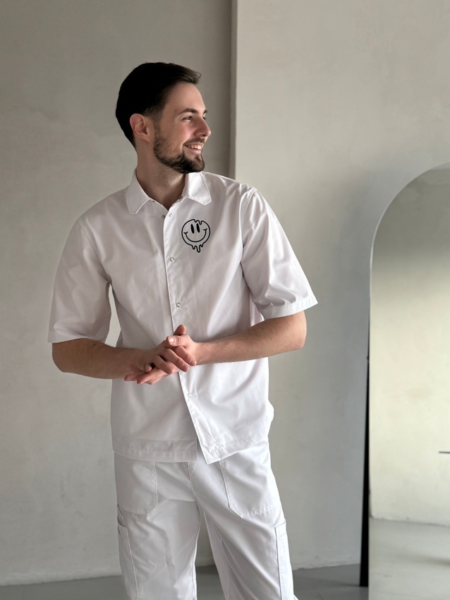 Мужской медицинский костюм 24-01 белый с вышивкой Smile
