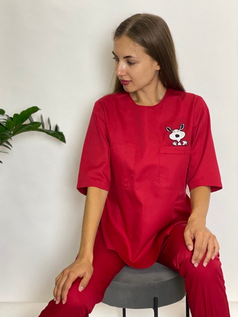 Женская медицинская куртка красная с вышивкой Снуппи TRUST 20-08