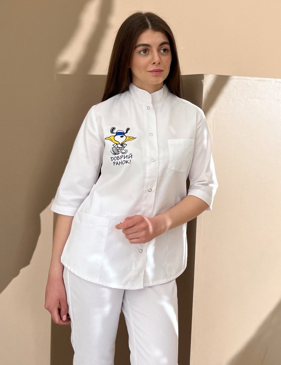 Медицинская куртка арт.17-02 белого цвета, вышивка "Снуппи"