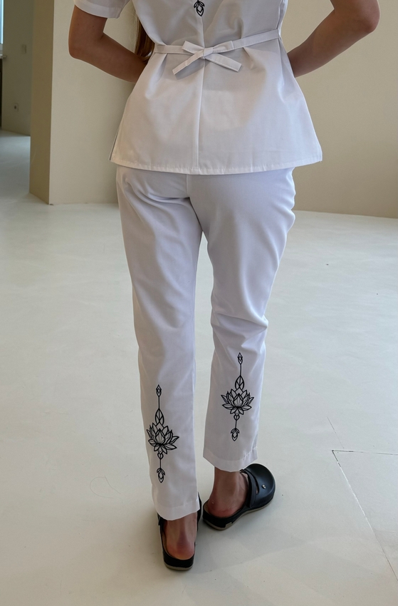 Медицинские брюки женские с вышивкой Лотос 10-10к