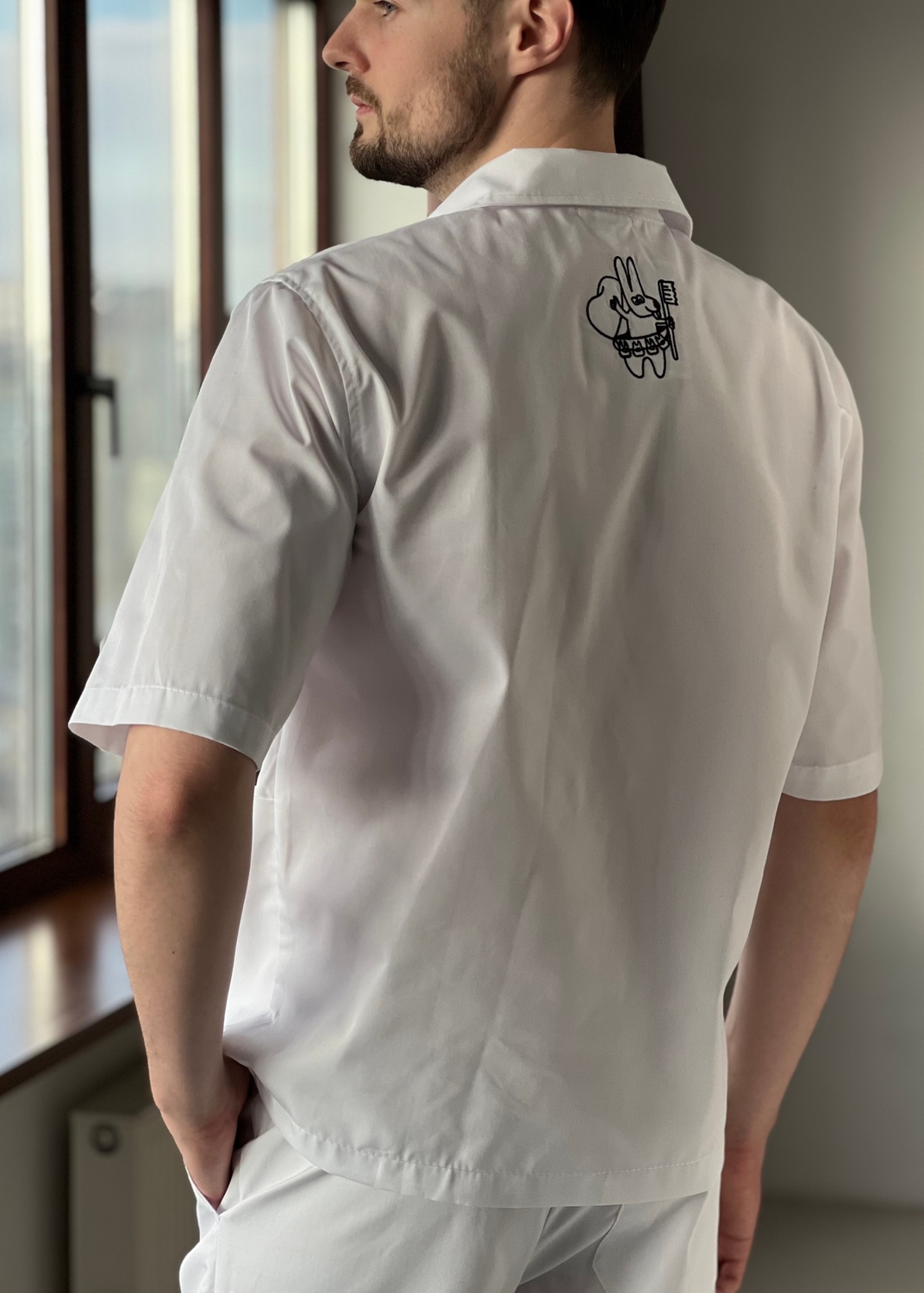 Мужская медицинская куртка 24-01 белая с вышивкой зуб