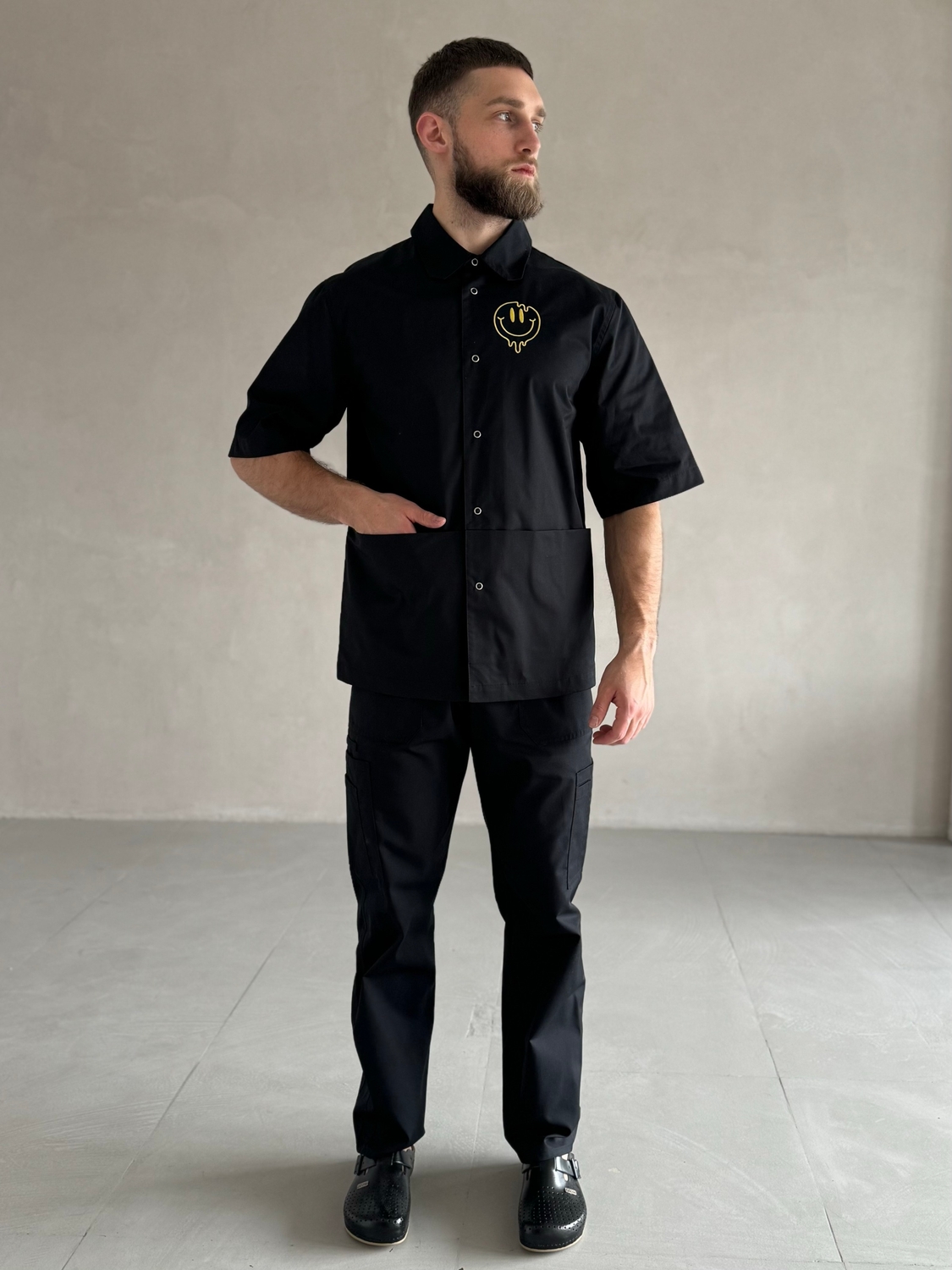 Мужская медицинская куртка 24-01 черная с вышивкой желтый Smile