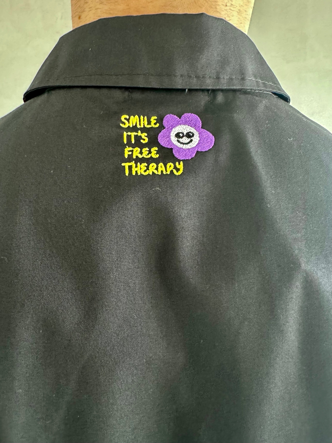 Мужская медицинская куртка 24-01 черная с вышивкой желтый Smile