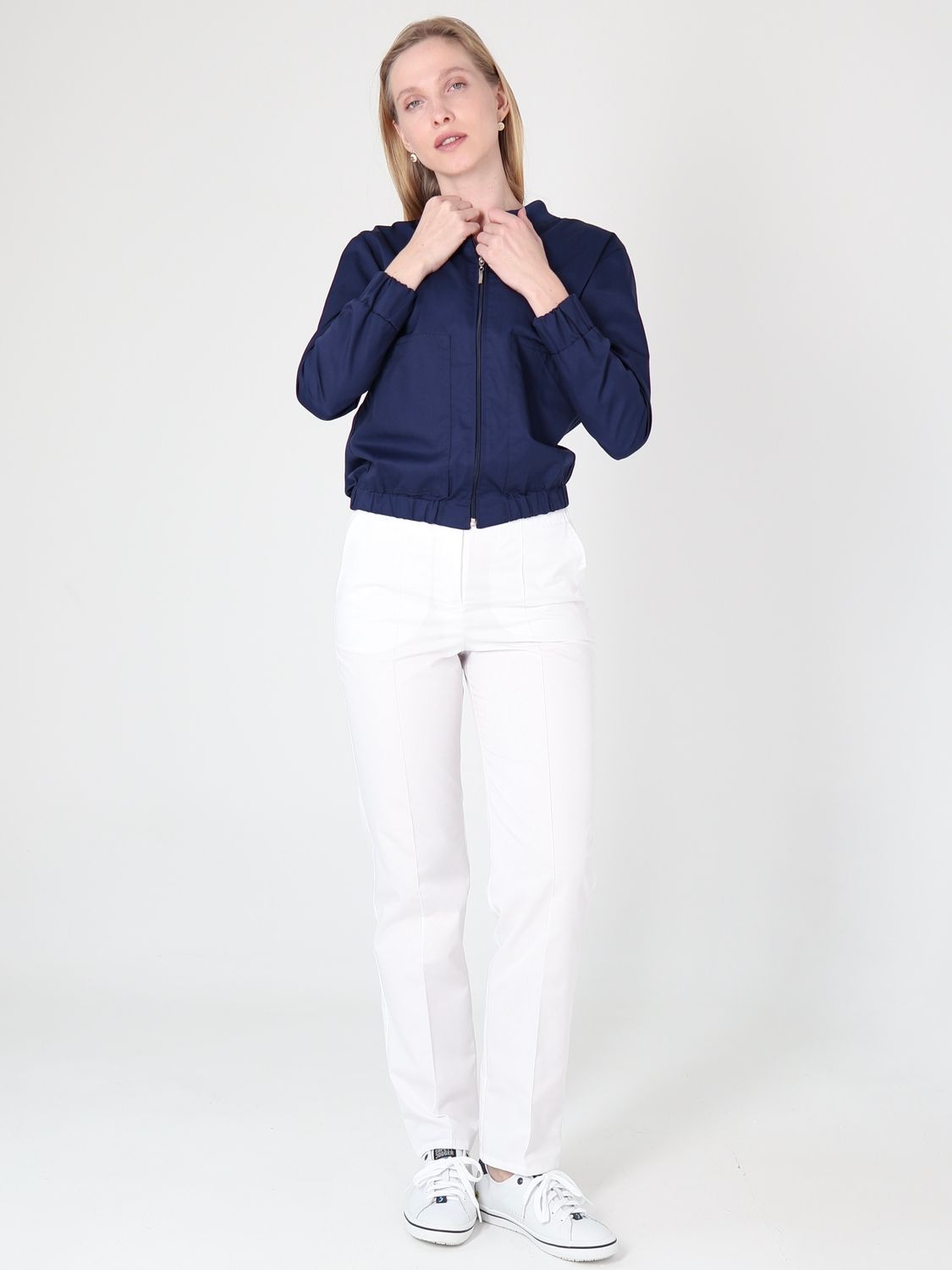 Медичний костюм жіночий з курткою-бомбер темно-синій з білими брюками 24-16 2416I | Швецька марка